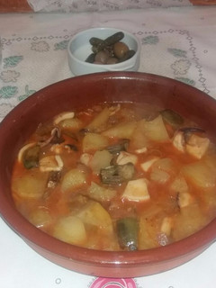 Una foto de Sepia con patatas y alcachofas