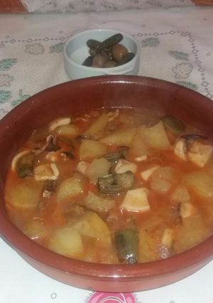 Una foto de Sepia con patatas y alcachofas
