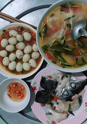 Hình của món Trứng Cút Sốt Cà Chua + Canh Chua Đầu Cá Hồi.