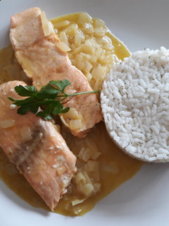 Una foto de Salmón en salsa de espumoso y mostaza a la antigua