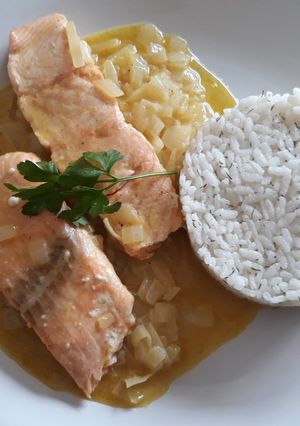 Foto principal de Salmón en salsa de espumoso y mostaza a la antigua