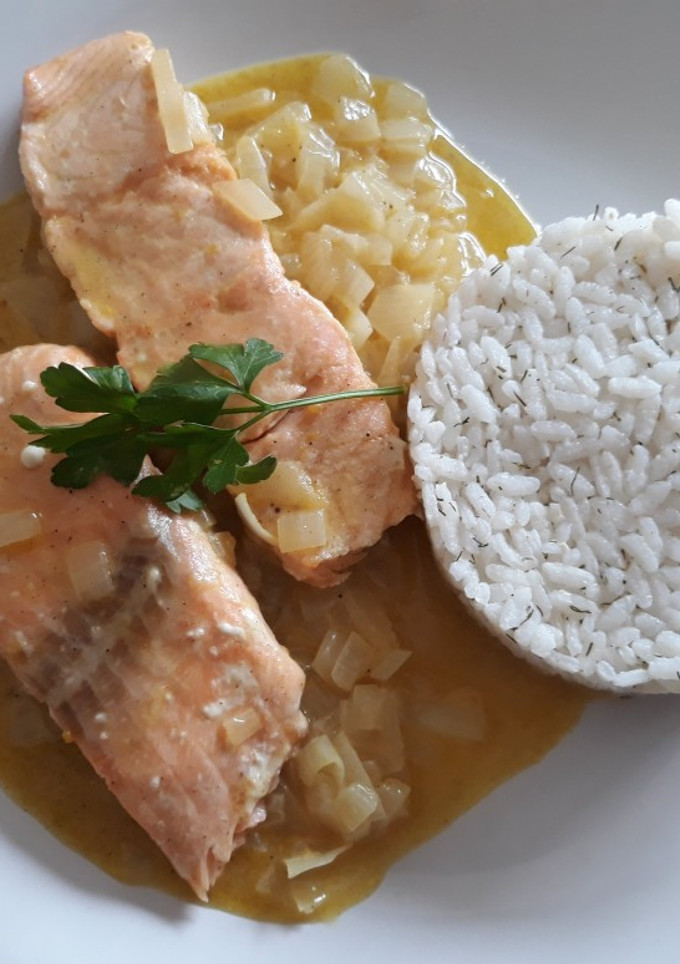 Una foto de Salmón en salsa de espumoso y mostaza a la antigua