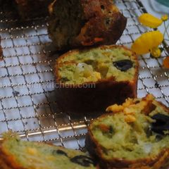 A picture of My savoury bread (cake) نان زیتون با سبزیجات.