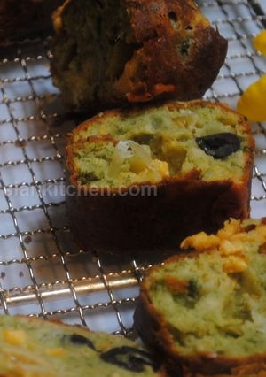 A picture of My savoury bread (cake) نان زیتون با سبزیجات.