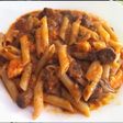 Macarrones con setas y langostinos en salsa de pimientos asados