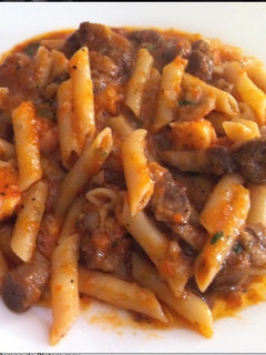 Una foto de Macarrones con setas y langostinos en salsa de pimientos asados
