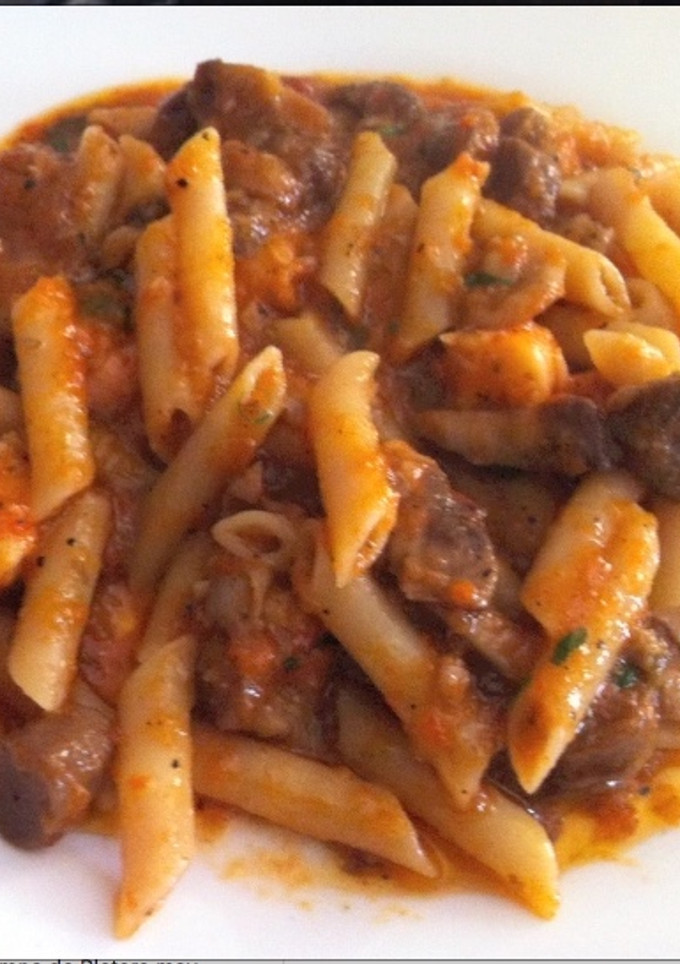 Una foto de Macarrones con setas y langostinos en salsa de pimientos asados