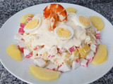 Ensalada de patatas, huevo, langostinos cocidos y surimi