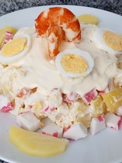 Una foto de Ensalada de patatas, huevo, langostinos cocidos y surimi
