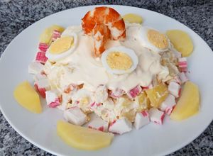 Una foto de Ensalada de patatas, huevo, langostinos cocidos y surimi