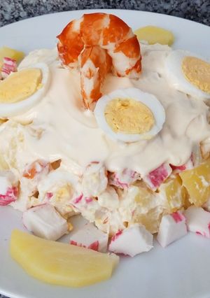 Una foto de Ensalada de patatas, huevo, langostinos cocidos y surimi