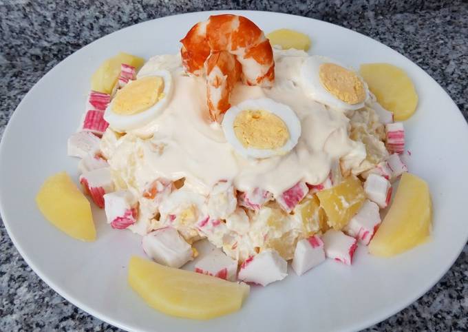 Ensalada de patatas, huevo, langostinos cocidos y surimi Receta de  isarocio- Cookpad