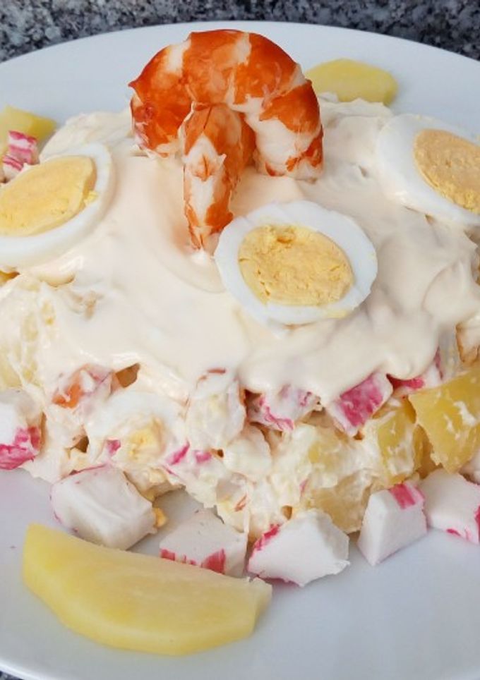 Una foto de Ensalada de patatas, huevo, langostinos cocidos y surimi
