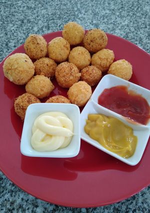 Una foto de Bolitas de queso, ideal picada!