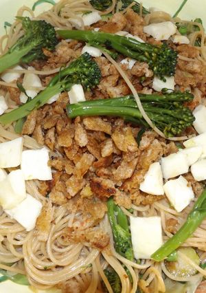 Una foto de Plato de pasta integral con pan y verduras