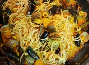 Una foto de Pasta a la marinera 👩‍🍳🍤🦐