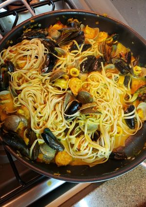 Una foto de Pasta a la marinera 👩‍🍳🍤🦐
