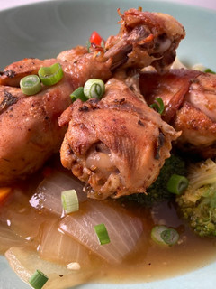 Una foto de Muslitos de pollo crujientes al horno