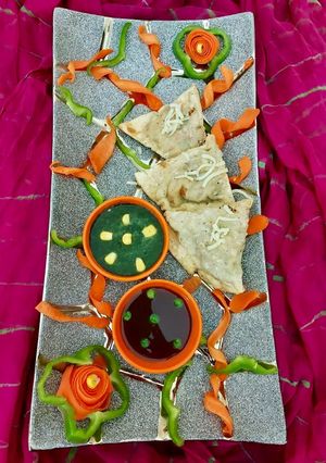 A picture of Papad Chinese cheese Samosa.