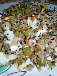 Una foto de Ensalada de arroz con quinoa, salmón y huevo