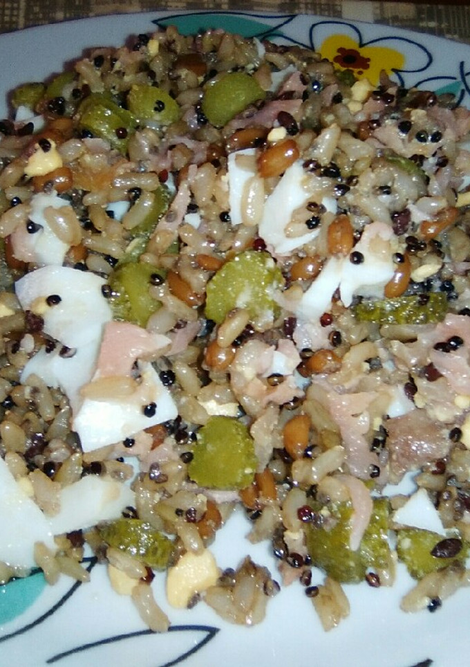 Una foto de Ensalada de arroz con quinoa, salmón y huevo
