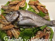 Una foto di insalata di mare