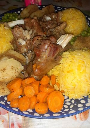Una foto de Carne de cordero en vegetales al vapor 🥩🥔🥕