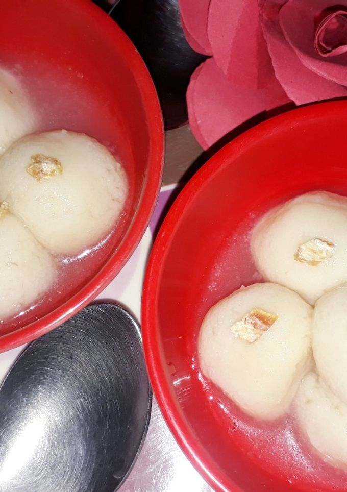 सफेद रसगुल्ला (Safed rasgulla recipe in hindi) रेसिपी मुख्य फोटो