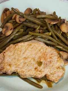 Une photo de Côtes de porc, haricots verts, champignons de Paris au cookeo