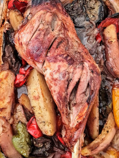 Una foto de Pierna de pavo al horno con guarnición