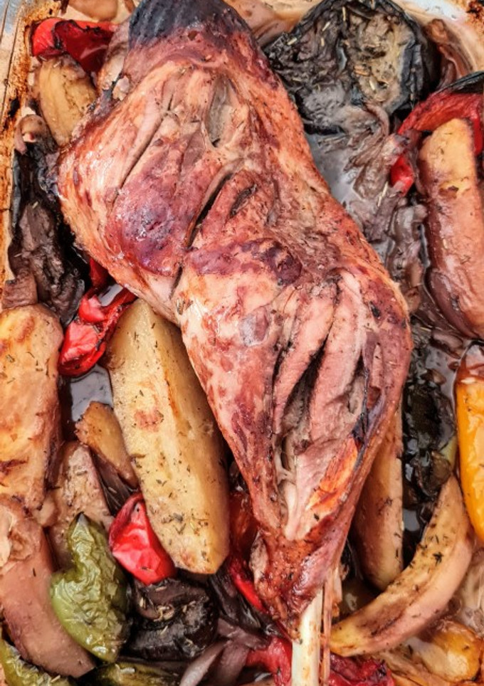 Una foto de Pierna de pavo al horno con guarnición