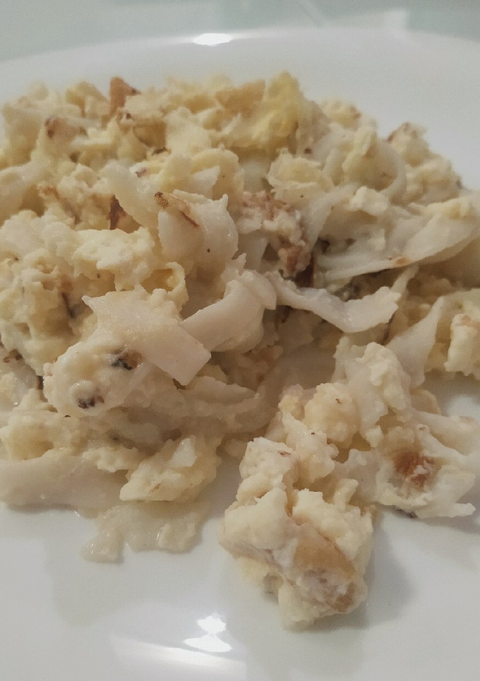 Una foto de Revuelto de tallarines de surimi y queso