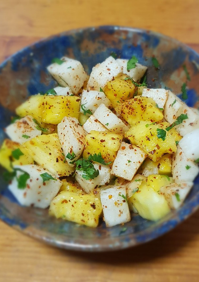 Una foto de Ensalada de jícama con piña
