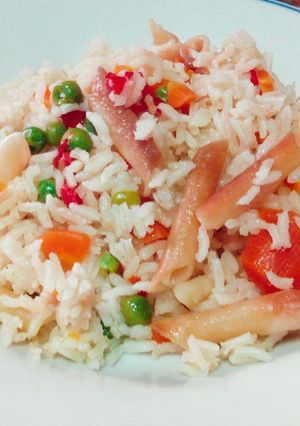Una foto de Arroz con fideos y verduras