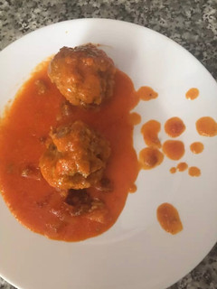 Una foto de Albóndigas en salsa de zanahorias y tomates 🍅