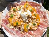 Burrata pêches fraîches et jambon italien