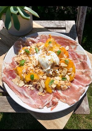 Une photo de Burrata pêches fraîches et jambon italien