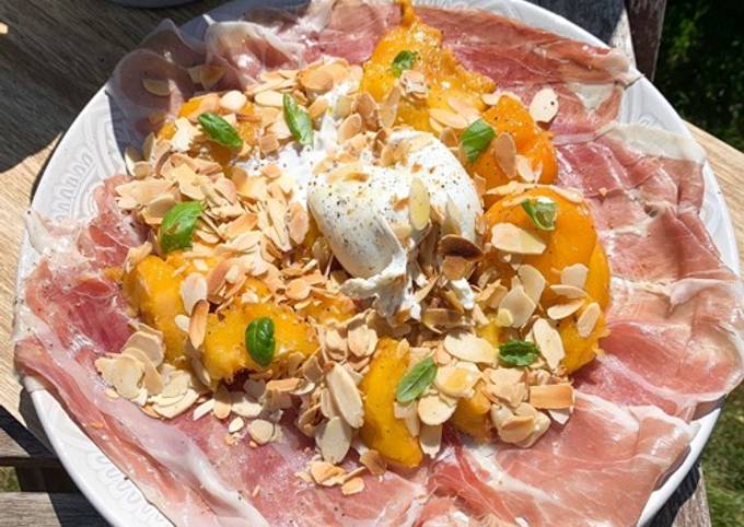 Burrata pêches fraîches et jambon italien