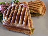 Szűzérmés és fekete-erdei sonkás panini