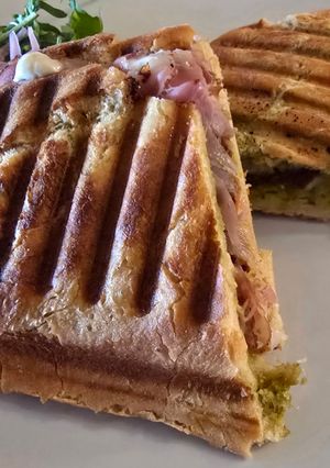 Szűzérmés és fekete-erdei sonkás panini recept fotója