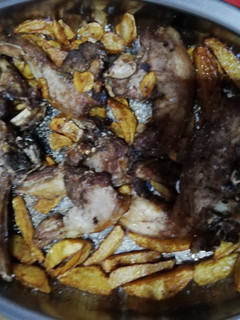 Una foto de Chuletas de cordero con ajos y patatas fritas