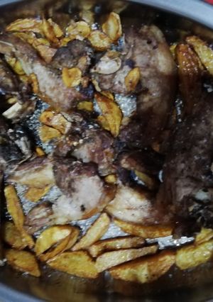 Una foto de Chuletas de cordero con ajos y patatas fritas