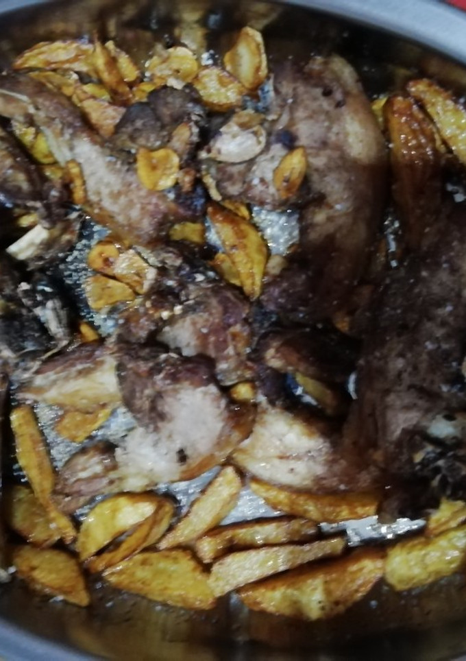 Una foto de Chuletas de cordero con ajos y patatas fritas