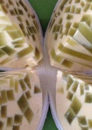 Hình của món Bánh bông lan rau câu trái dừa.