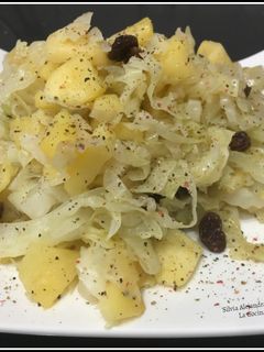 Una foto de Repollo salteado con manzana y pasas