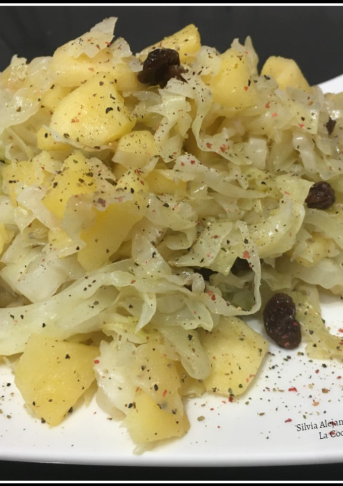 Una foto de Repollo salteado con manzana y pasas