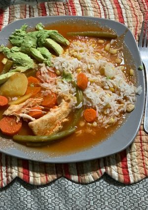 Una foto de Pollo guisado Guatemalteco (Dificultad: Difícil😠¾) ⚠️⚠️ADVERTENCIA: Mira el medio del lado izquierdo 🙏🏻