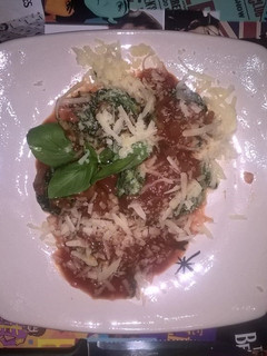 Una foto de Malffatti de Espinacas con Salsa de Tomate y Albahaca