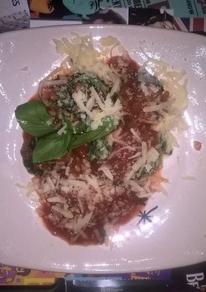 Una foto de Malffatti de Espinacas con Salsa de Tomate y Albahaca