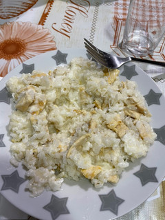 Una foto de Arroz con pollo y burrata